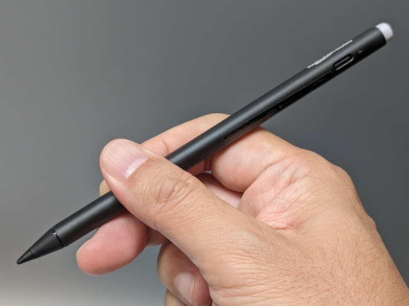 「<a href="https://books.rakuten.co.jp/rb/17447761/" class="n" target="_blank">Kobo スタイラス2</a>」。実売価格は9,180円。前方にマーカーボタン、後部に消しゴムを搭載する。今回は「Kobo Elipsa 2E」に添付されていた品を用いている