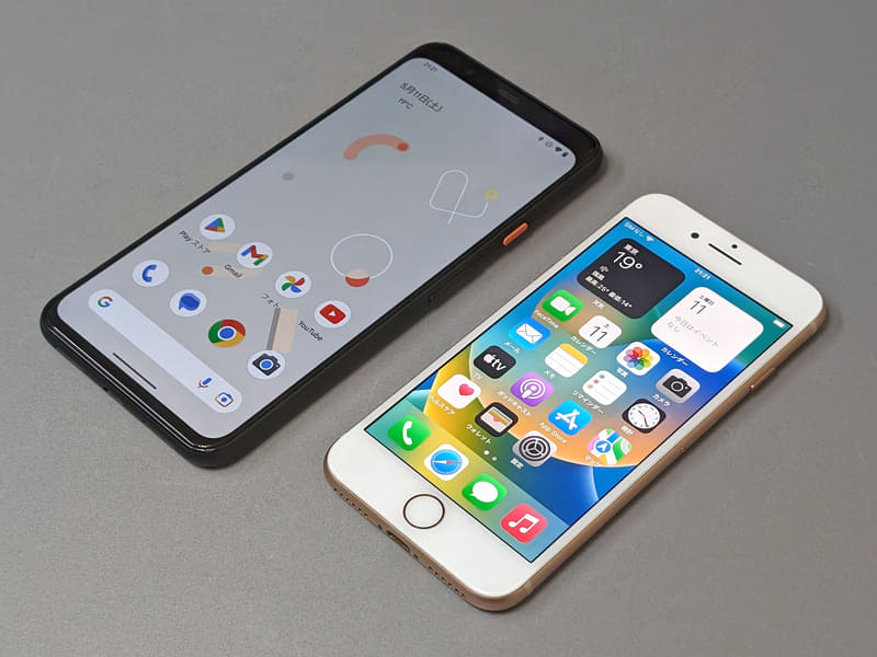 機種変更で不要になったスマホの使い道はたくさんある。今回は、iPhone(写真手前)はiPhone 8(iOS 16.7.7)、Android(写真奥)はPixel 4 XL(Android 13)で試用を行なっている