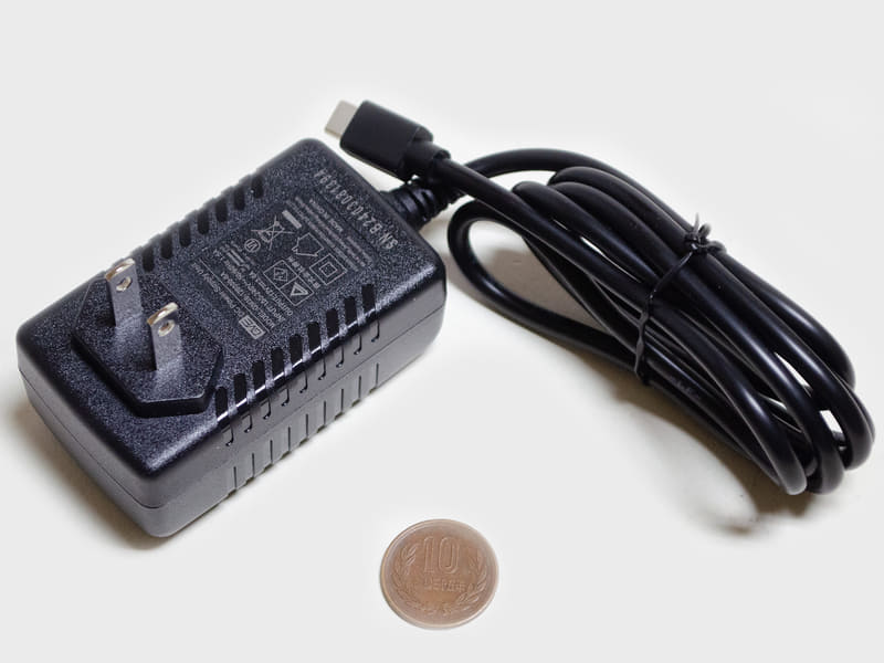 付属品。ACアダプタ(サイズ約70×40×25mm、重量154g、出力12V/3A)