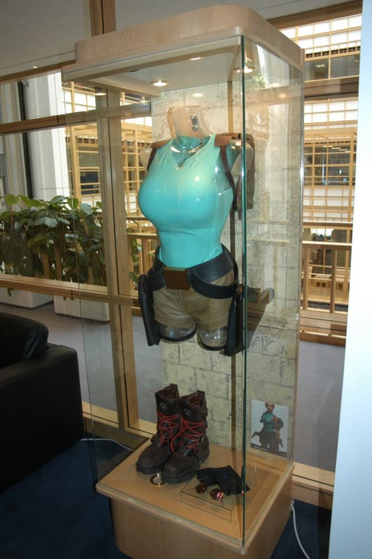 筆者は2004年にEIDOS本社を取材したことがある。写真は、ロビーに飾られていた映画版「トゥームレイダー」の撮影時に用いられた衣装