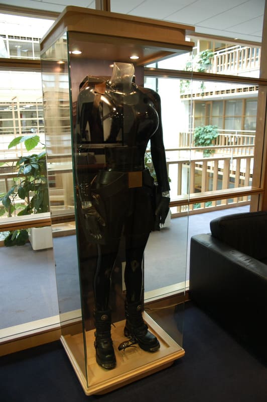 筆者は2004年にEIDOS本社を取材したことがある。写真は、ロビーに飾られていた映画版「トゥームレイダー」の撮影時に用いられた衣装