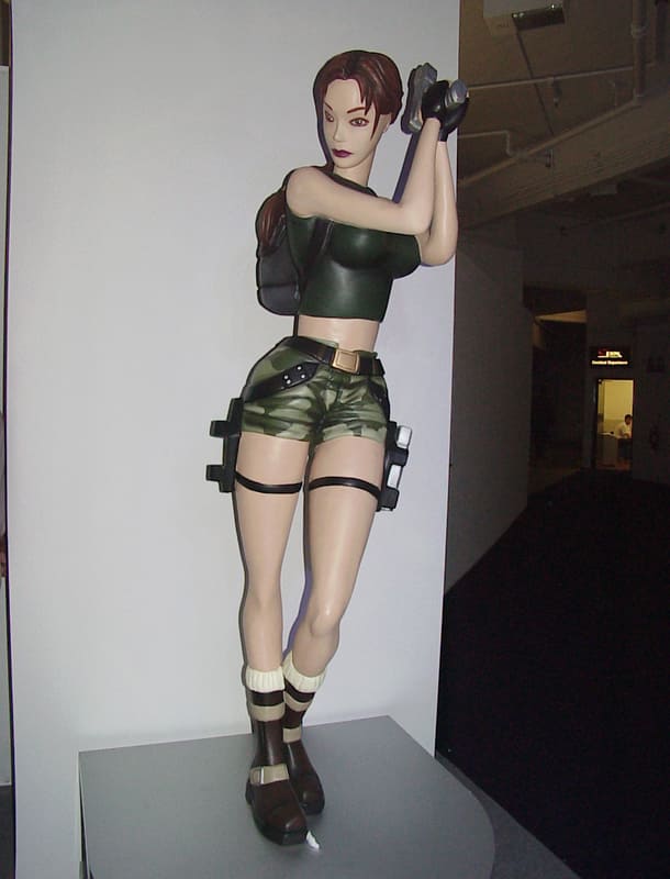 ECTS2002のEIDOSブースではララ・クロフトの等身大フィギュアがお出迎え