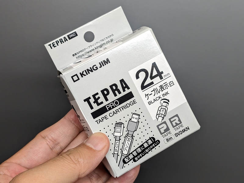 「SV24KN」。これは24mm幅で、ほかに36mm幅もあるが、テプラ本体の対応機種が限られるので注意