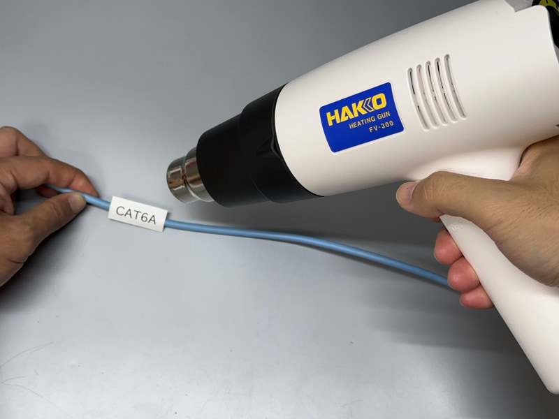 続いて工業用ドライヤーで熱を加える。かなりの熱風なので火傷に注意