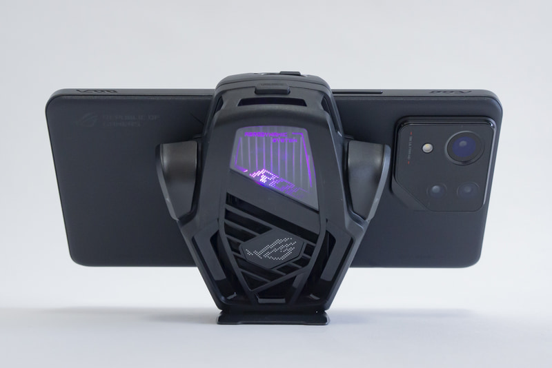 下部のキックスタンドを立てればスマホごと自立させられる。ながらゲームに便利