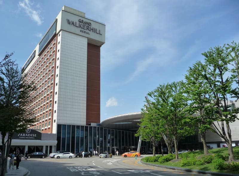 国際メモリワークショップ(IMW 2024)の会場である「グランドウォーカーヒルソウルホテル(Grand Walkerhill Seoul Hotel)」の正面外観。5月12日午後に筆者が撮影