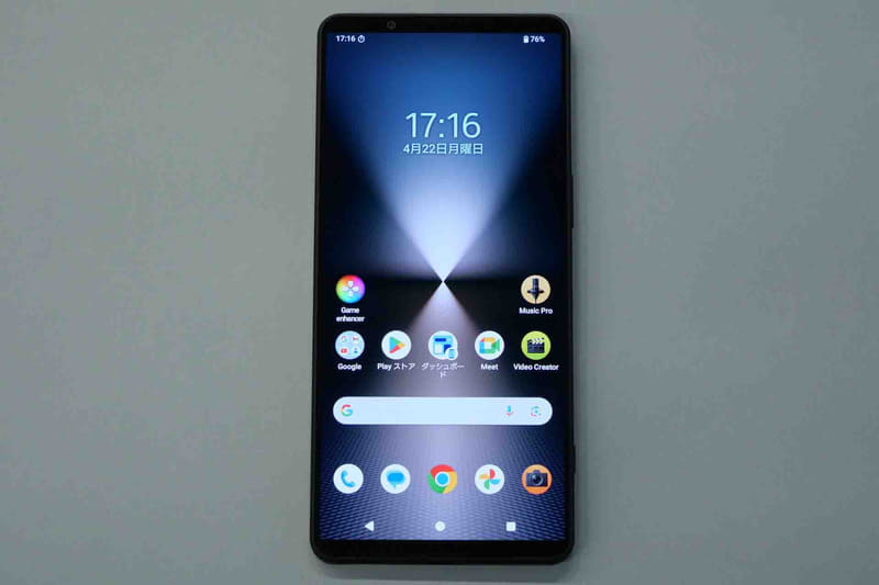 ディスプレイは、優れた発色性能は従来同様。表示解像度がフルHD+へと落とされたが、精細感が大きく失われたとは感じなかった