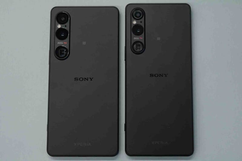 Xperia 1 VI(左)とXperia 1 V(右)背面の比較。これまでの細長い筐体という印象が薄れ、形状は一般的なスマートフォンに近付いている
