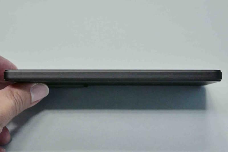 左側面。側面は従来同様の直線的なデザイン。マット処理で光沢感を抑え、細かなラインが彫り込まれている