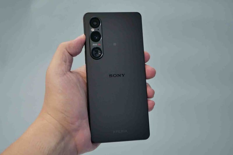 背面ガラスも従来同様に、すりガラス風のフロスト加工が施されており、サラッとした手触り