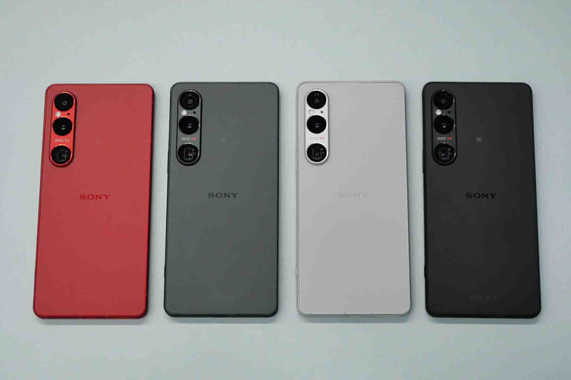 カラーは左からスカーレット、カーキグリーン、プラチナシルバー、ブラック。スカーレットとカーキグリーンはSIMフリーモデルのみのカラーとなる