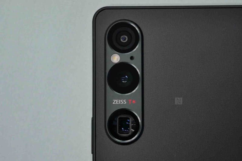 背面カメラはXperia 1 V同様に、上から超広角、広角、光学式望遠ズームの3眼仕様