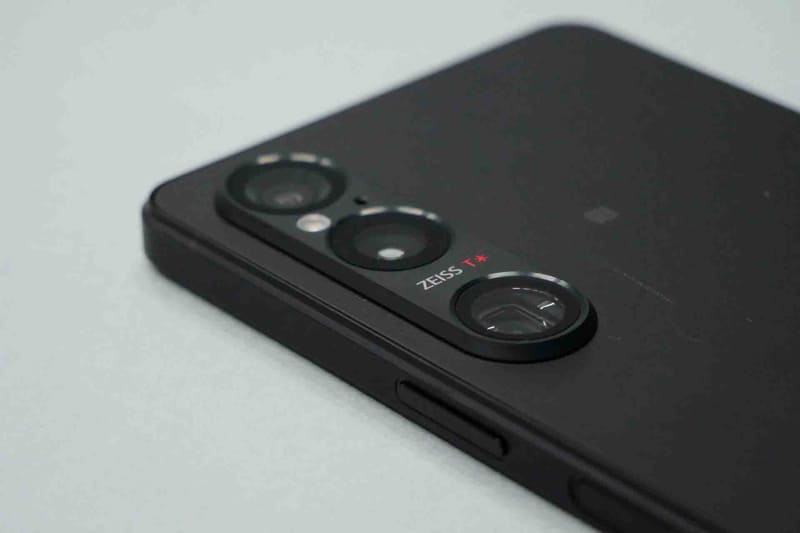 背面カメラ部の大きさや突起の高さはXperia 1 Vからわずかに大きくなった印象
