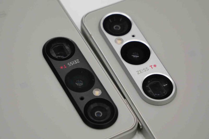 左がXperia 1 Vの背面カメラ、右がXperia 1 VIの背面カメラ、並べるとXperia 1 VIのカメラがやや大きいとわかる