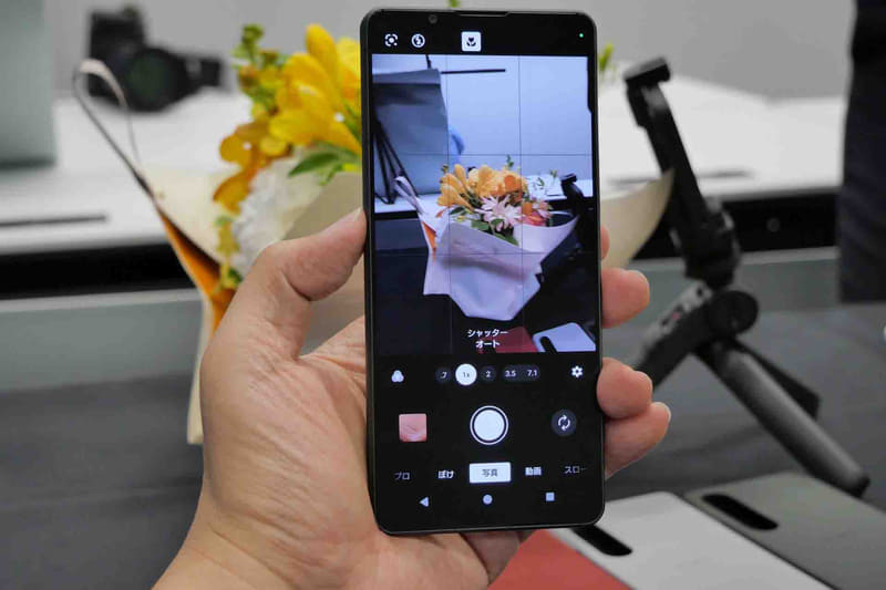 従来までの静止画・動画撮影用の3アプリを1つに統合した「Camera」アプリを新たに搭載