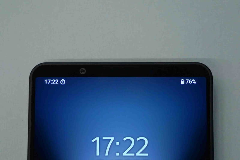 前面カメラは従来同様上部ベゼルに搭載。ディスプレイには切り欠きやパンチホールがない点はうれしい