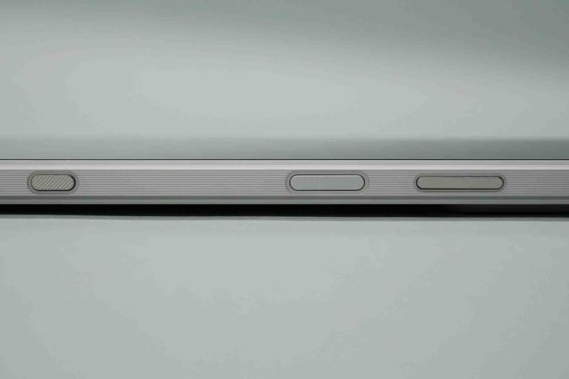 物理ボタンは右側面に集約。上(写真では右)から順にボリュームボタン、指紋認証センサー一体型電源ボタン、シャッターボタン。シャッターボタンは従来より大型化され扱いやすくなった