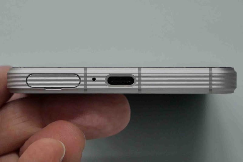 下部側面にはUSB Type-CとSIMカードトレイを配置