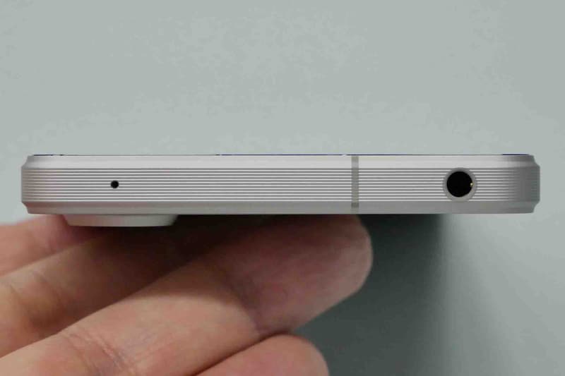 3.5mmオーディオジャックは上部側面に搭載