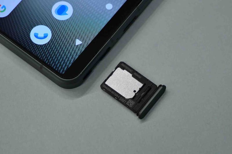 SIMカードトレイにはNano SIMを1枚装着できる