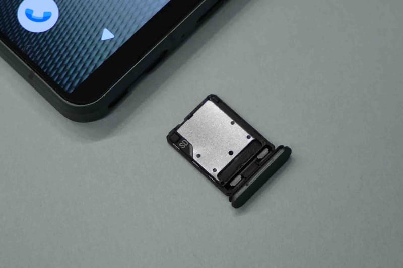 SIMカードトレイ裏にはmicroSDカードを装着可能