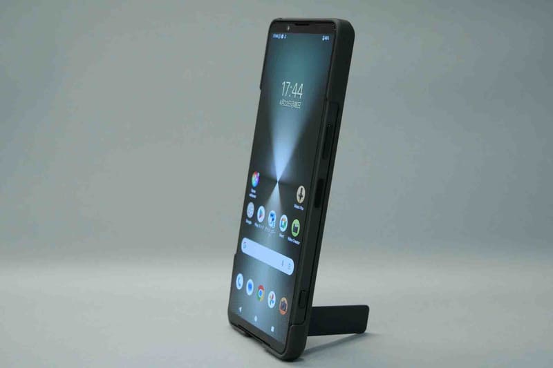 背面のスタンドを開くと縦置き、横置きできる