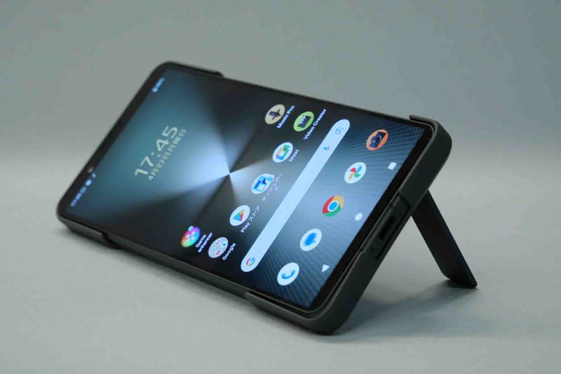 背面のスタンドを開くと縦置き、横置きできる