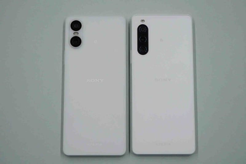 左がXperia 10 VI、右がXperia 10 V。カメラが2眼仕様となったことで、デザイン的な印象も変わっている