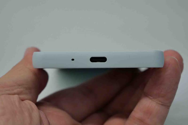 下部側面にはUSB Type-Cを配置