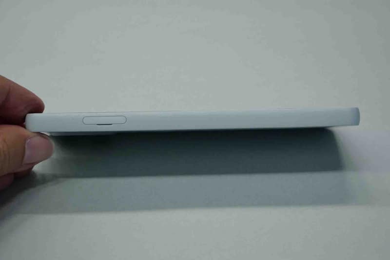 左側面にはSIMカードトレイを配置