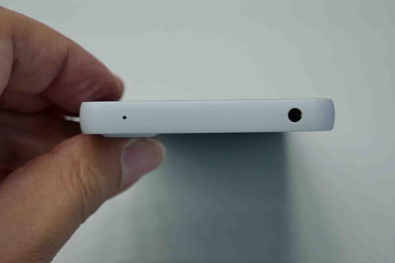 上部側面には3.5mmオーディオジャックを配置