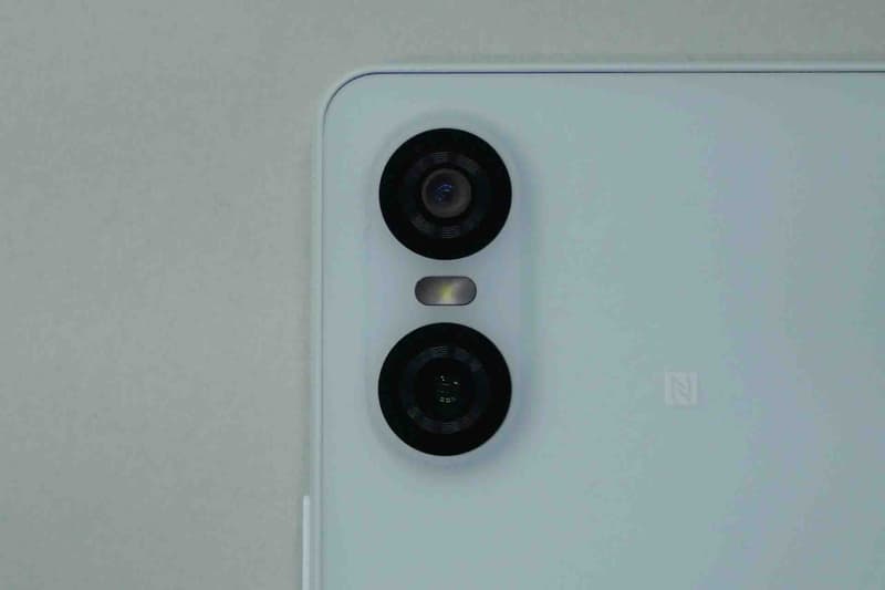 カメラは2眼仕様で、上が16mm超広角レンズ、下が26mm広角レンズ。広角レンズでは撮像素子の中央部分をクロップし52mm相当の無劣化撮影も可能