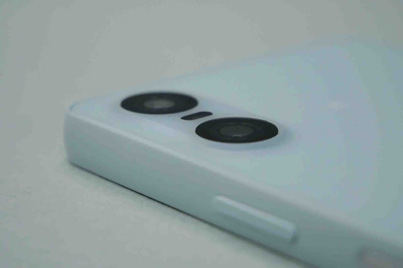 カメラ部はわずかに突起している