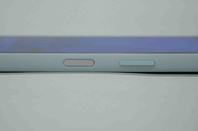 物理ボタンは上(写真では右)からボリュームボタン、指紋認証センサー一体型電源ボタンが並ぶ