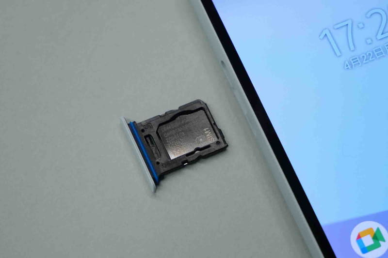 SIMカードトレイは、表にNano SIM、裏にmicroSDカードを装着できる