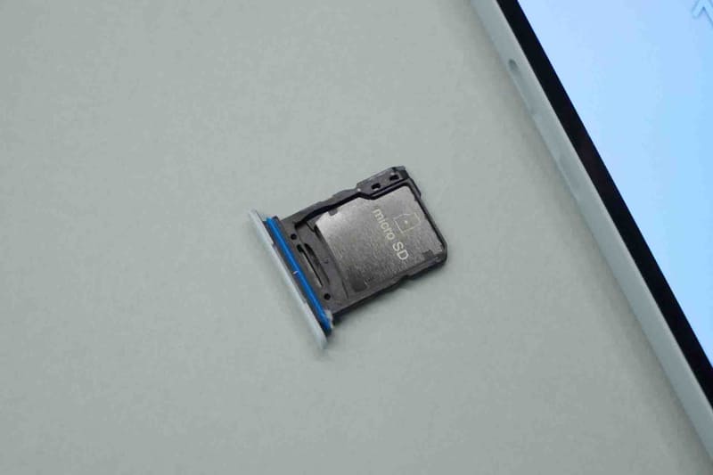 SIMカードトレイは、表にNano SIM、裏にmicroSDカードを装着できる