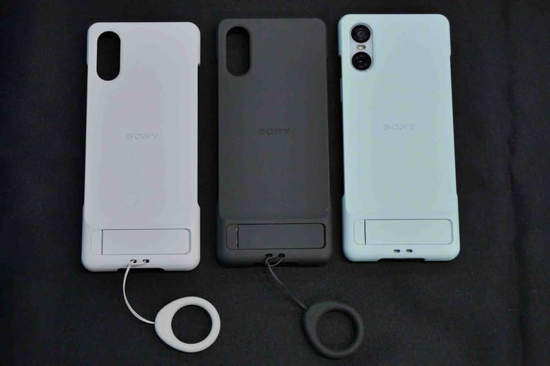 純正カバー「XQZ-CBES」。本体と同じ3色を用意。ストラップホールが用意されストラップを装着可能