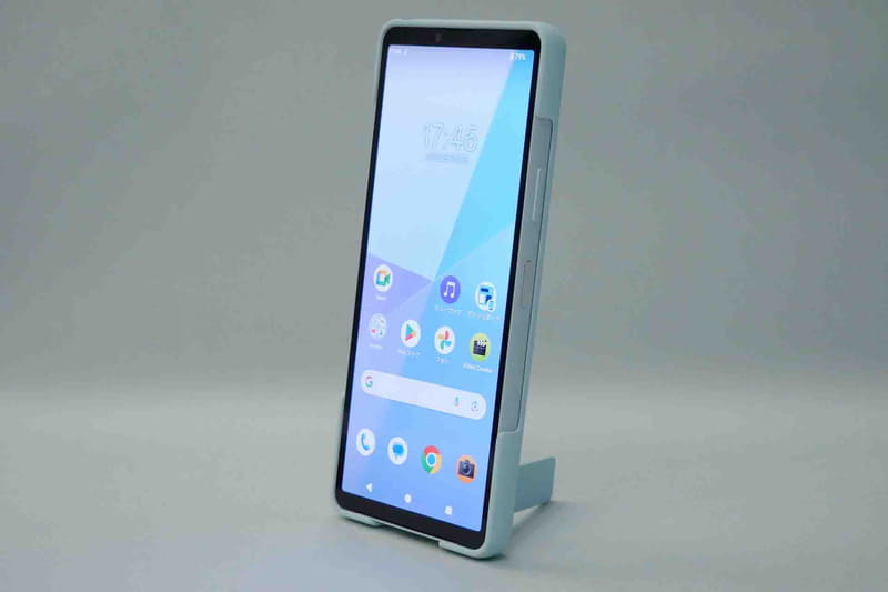 背面スタンドを開くと、縦置き、横置きが可能