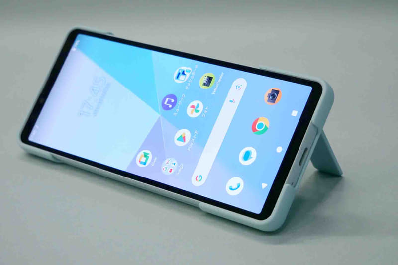 背面スタンドを開くと、縦置き、横置きが可能