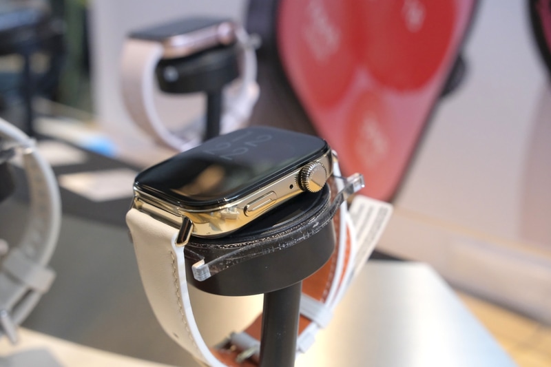 回転や押し込みで操作できるクラウンが搭載された