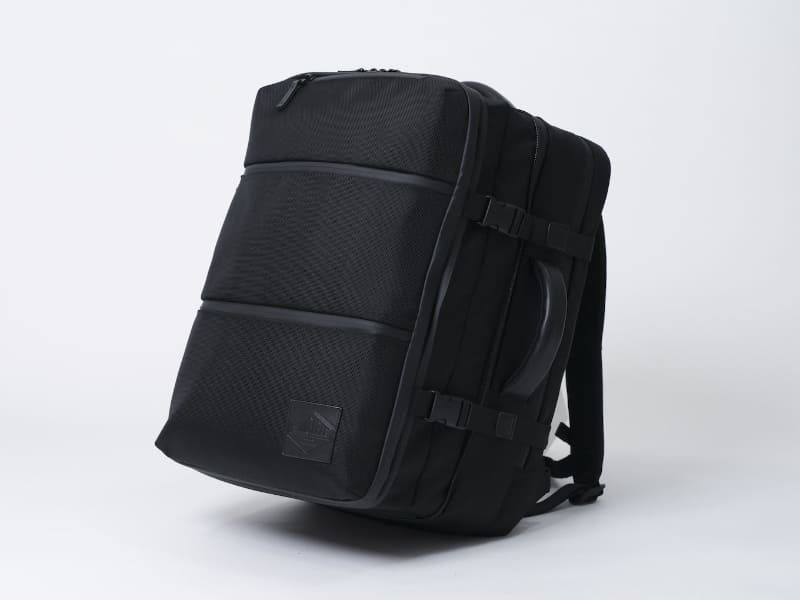 側面のファスナーを開いてマチを広げることで収納量を増やせる