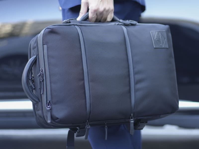 ショルダーストラップを収納して手持ちバッグとしても使える