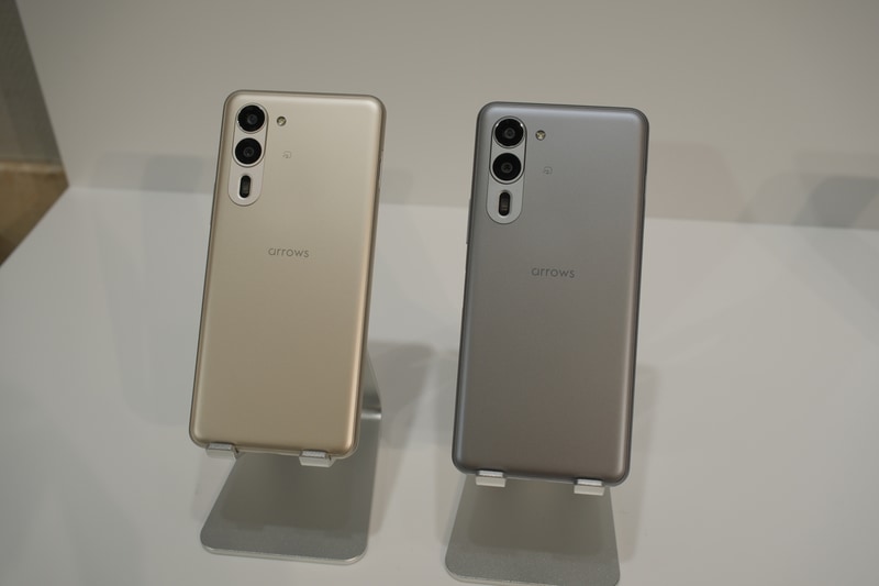 arrows We2 Plus(左から、スレートグレー、シャンパンシルバー)