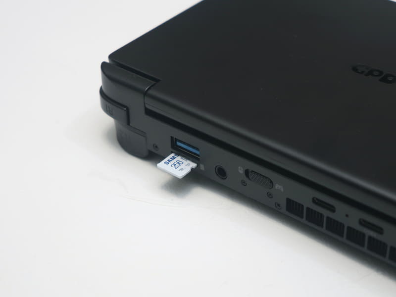 microSDカードスロットは最大120MB/sの転送速度に対応。その上部がUSB 3.1だ