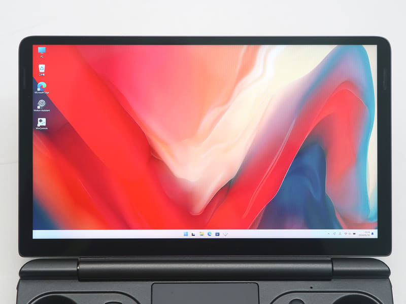 液晶はネイティブランドスケープになった。余談だが、旧モデルから1mmほど上側に寄った設計となった