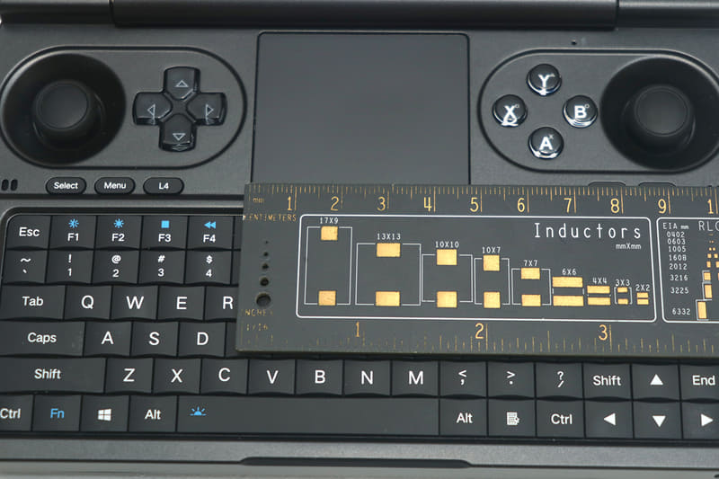 タッチパッドは約38×48mmといったところ。物理ボタンがないのがネックだが、3本指ジェスチャーなどは使える