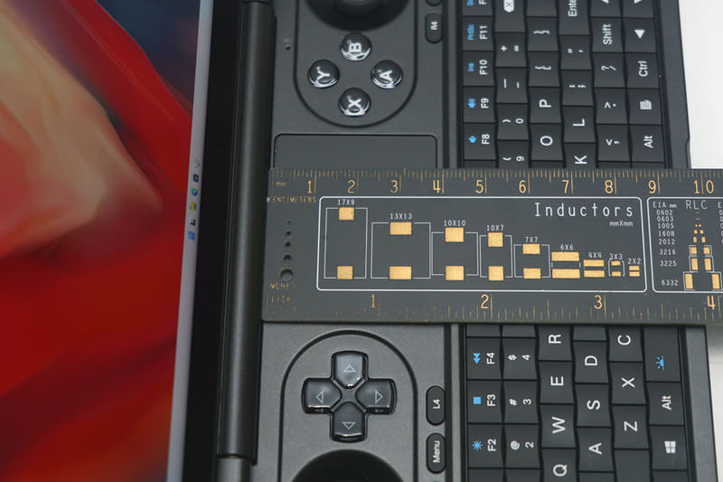 タッチパッドは約38×48mmといったところ。物理ボタンがないのがネックだが、3本指ジェスチャーなどは使える