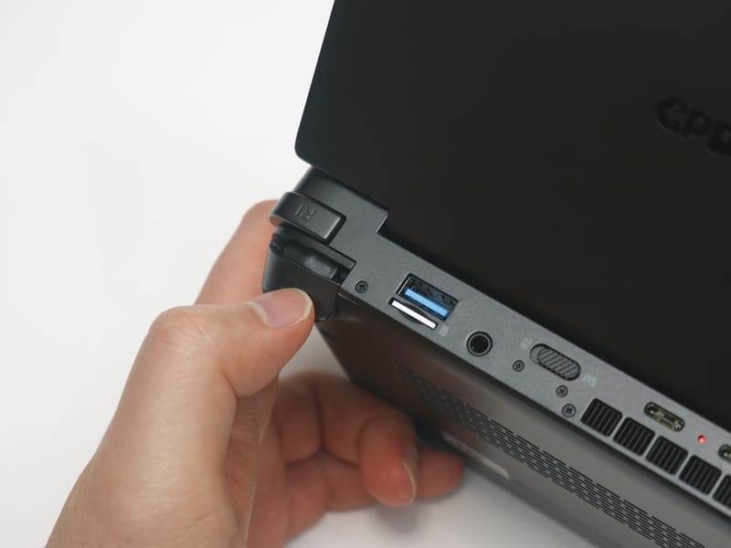 アナログトリガーを採用しているため、レースゲームなどではアクセルの開度やブレーキの踏み具合を再現できる