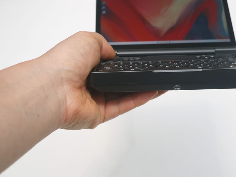 そのまま手にすると指先で筐体をホールドする形となり、やや不安定で、長時間プレイでは疲れやすい