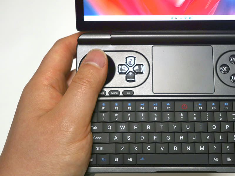 側面の空間もなくなり、ジョイスティックとの距離もいい塩梅に